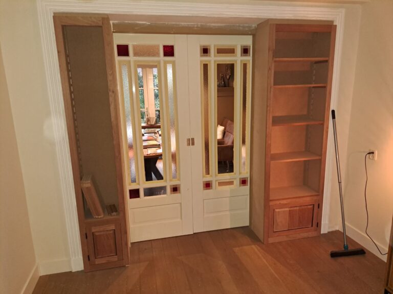 Meubelmakerij Geesteren - Kast naast deur - CowMeubelen.nl