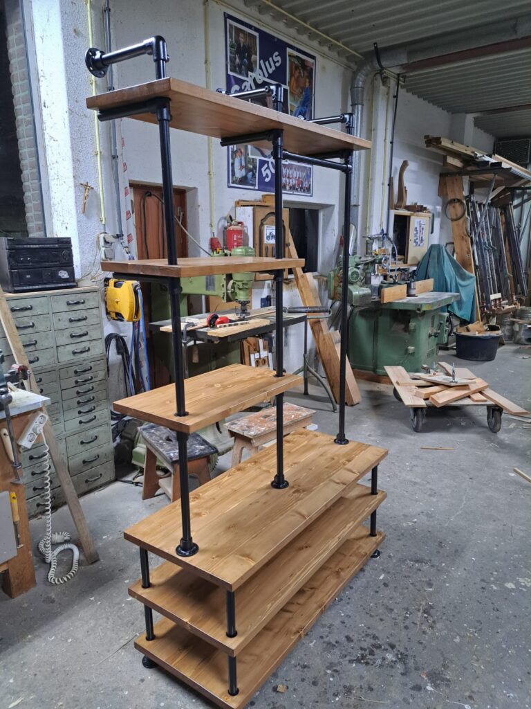 Meubelmakerij Geesteren - Wandmeuble met steigerpijp - CowMeubelen.nl